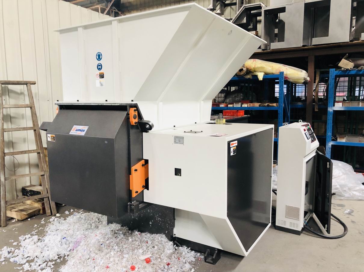 Large waste plastic shredder with long service life