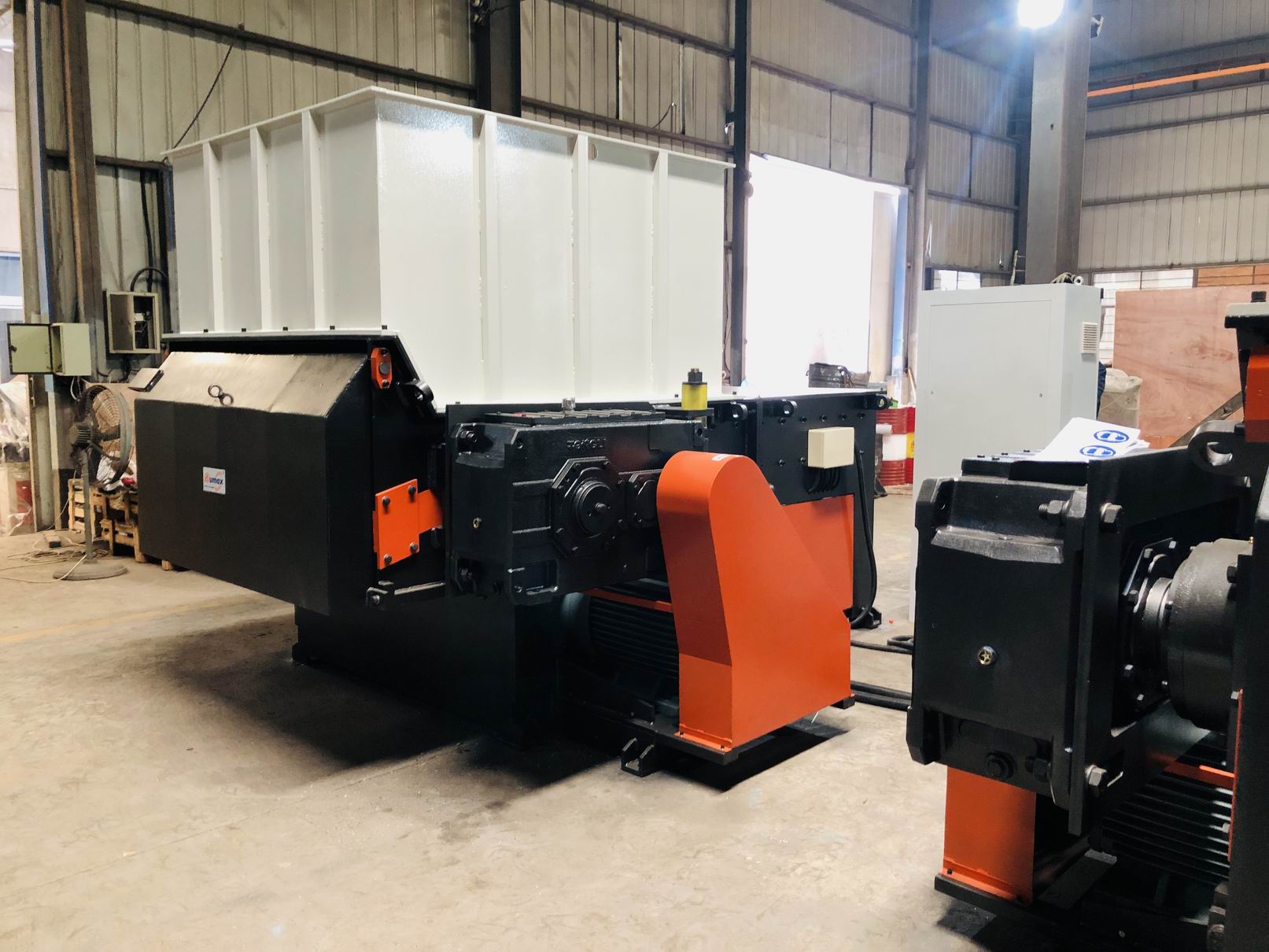 Large waste plastic shredder with long service life