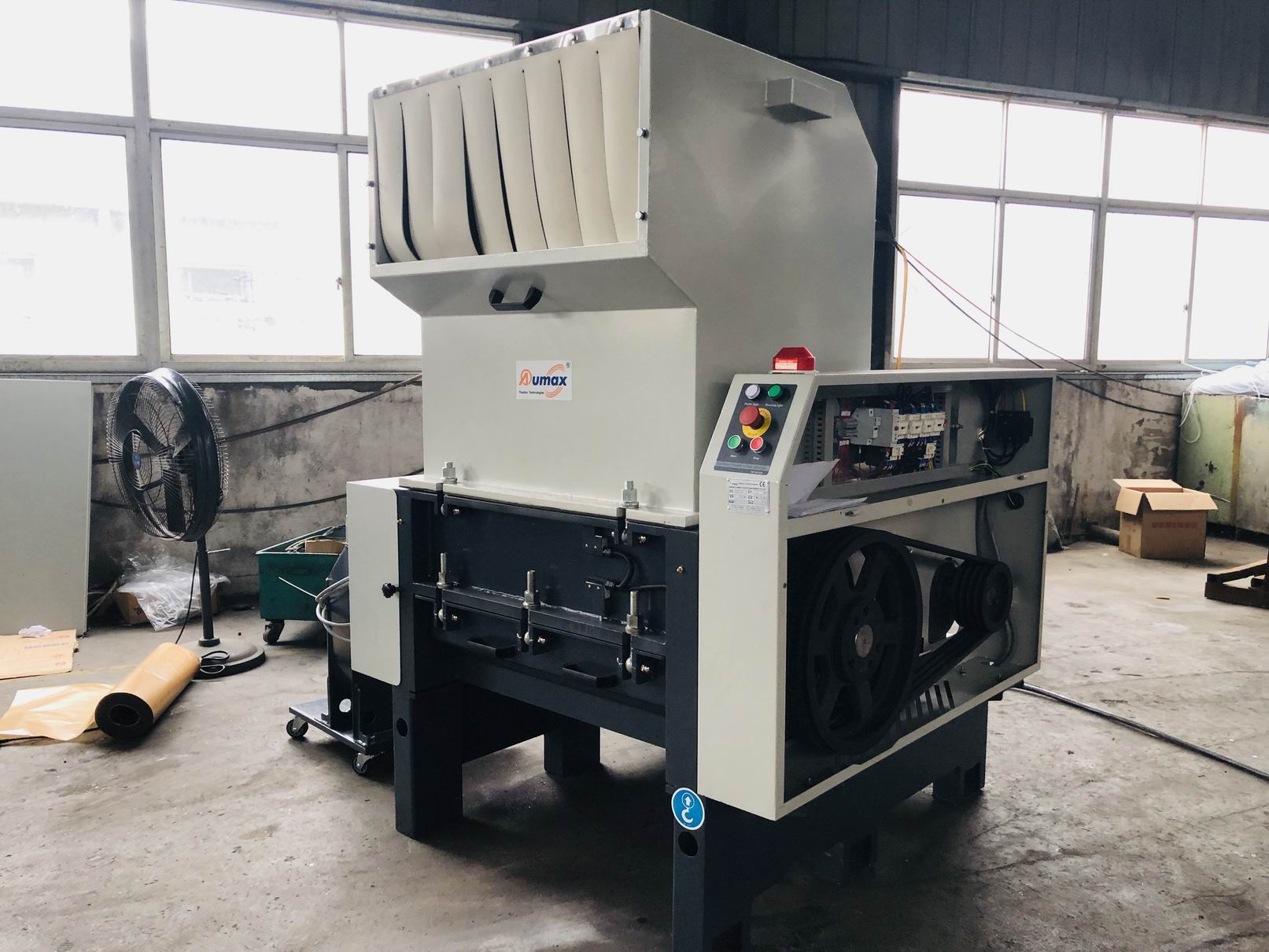 Plastic crusher machine helps plastic regeneration catalytic